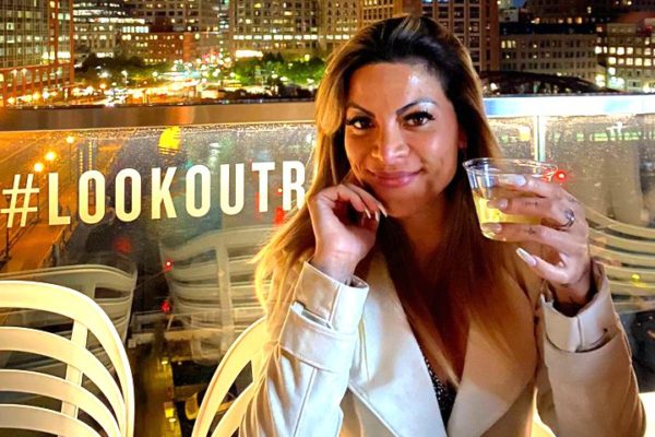 Vivi Ferrari faz happy hour no Lookout Rooftop em Boston