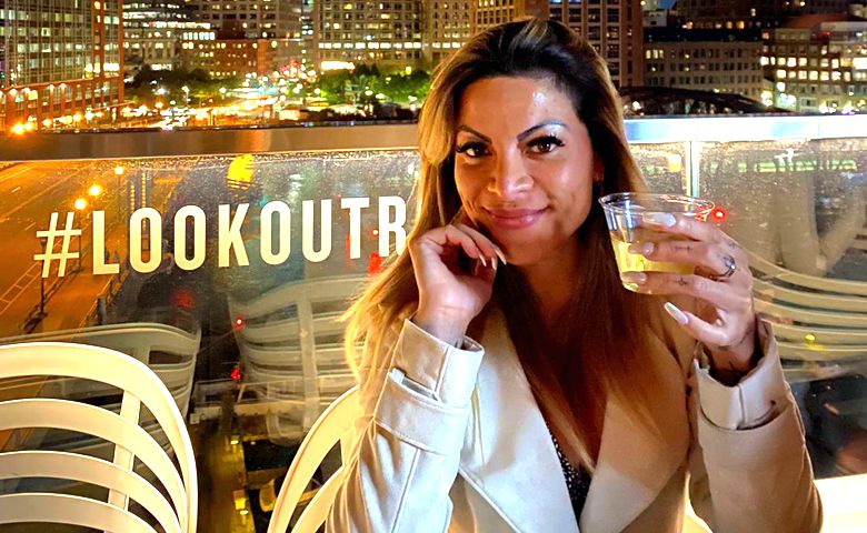 Vivi Ferrari faz happy hour no Lookout Rooftop em Boston